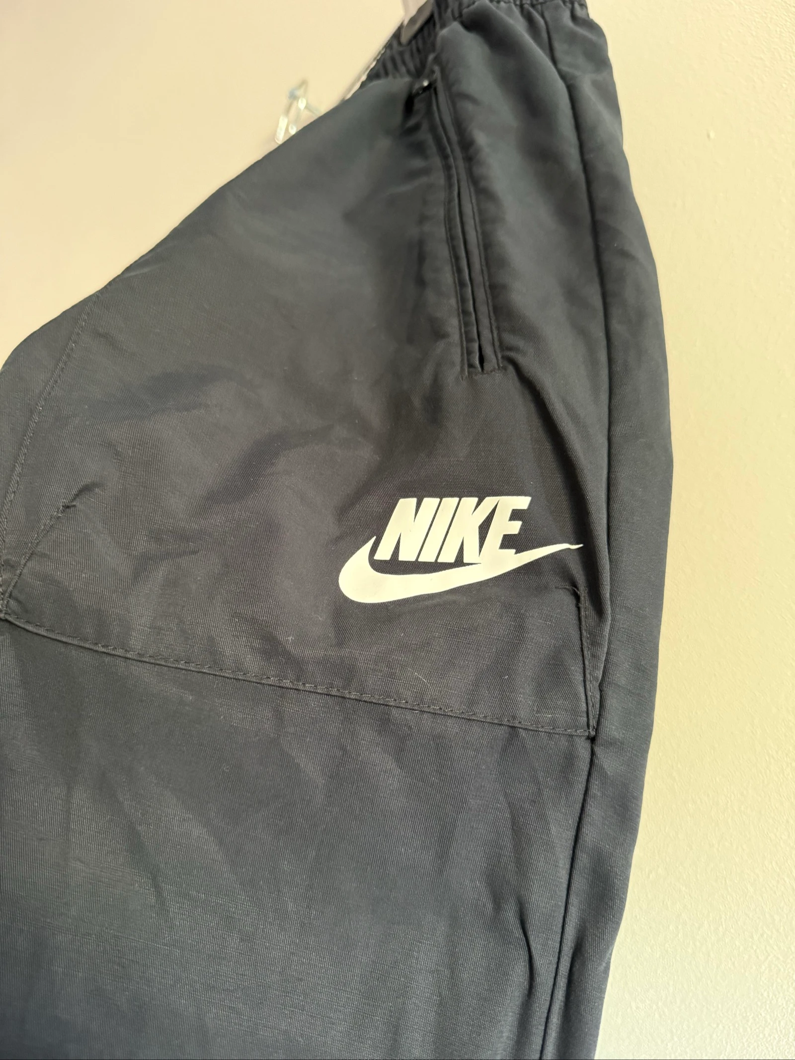 Nike – Calça de esporte feminina preta – Tamanho M – Leggings com zíper Sportswear – photo 4